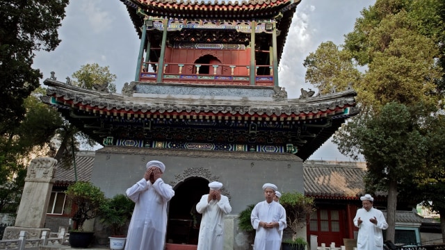 Muslim China di Masjid Niujie, Beijing (Foto: NICOLAS ASFOURI / AFP)