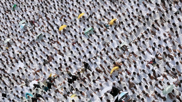 Muslim beribadah. (Foto: AFP/Karim Sahib)