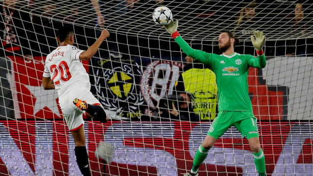 De Gea menyelamatkan bola (Foto: Reuters / Jon Nazca)