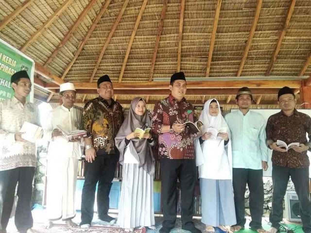 Helmy Faishal Zaini, Dirikan Berugak Baca HFZ di Lombok Tengah