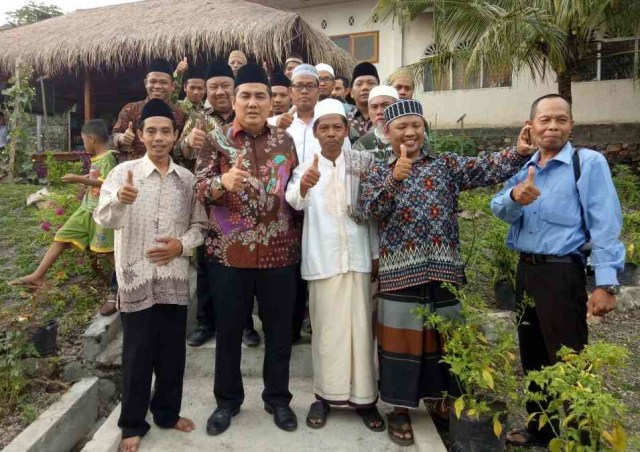 Helmy Faishal Zaini, Dirikan Berugak Baca HFZ di Lombok Tengah (1)