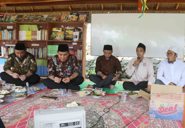 Helmy Faishal Zaini, Dirikan Berugak Baca HFZ di Lombok Tengah (2)