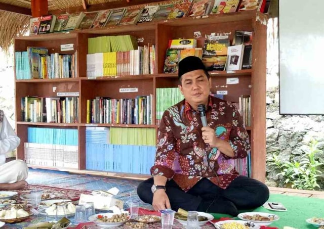 Helmy Faishal Zaini, Dirikan Berugak Baca HFZ di Lombok Tengah (3)