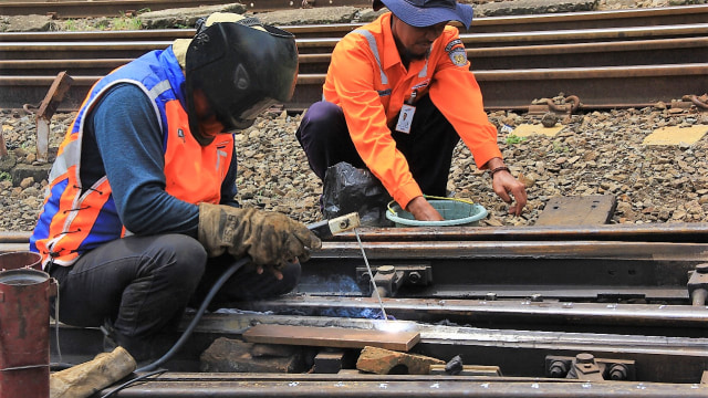 Jalur Kereta Api Bandung Jakarta Ambles Di Purwakarta