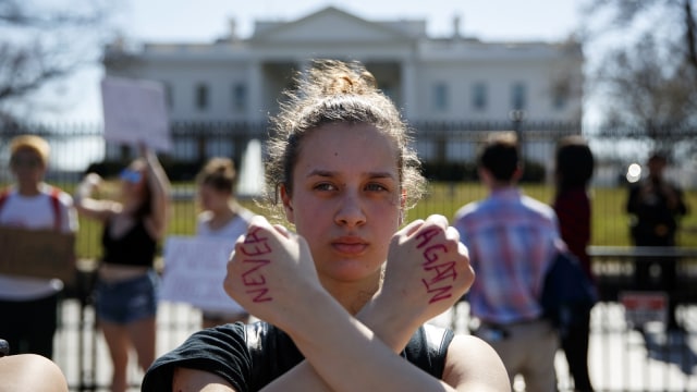 Aksi protes mahasiswa menentang penembakan (Foto: AP Photo/Evan Vucci)