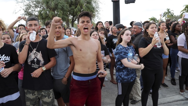 Aksi protes mahasiswa menentang penembakan (Foto: AP Photo)