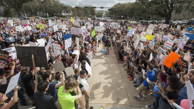 Aksi protes mahasiswa menentang penembakan (Foto: AP Photo/Mark Wallheiser)