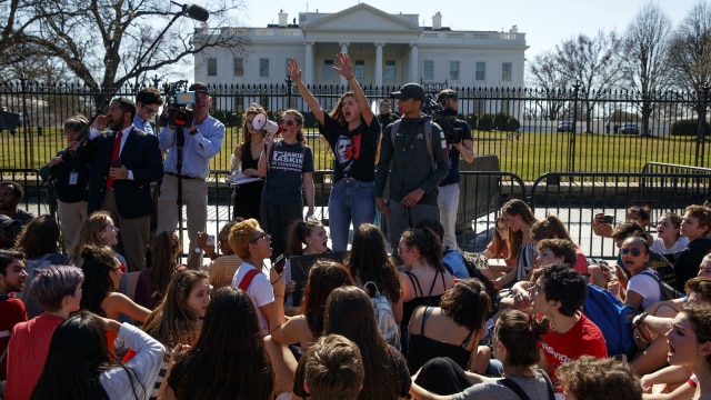 Aksi protes mahasiswa menentang penembakan (Foto: AP Photo/Evan Vucci)