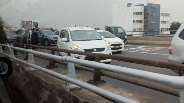 Mobil terbalik di tol dalam kota. (Foto: Dok. Deanda/pembaca kumparan)