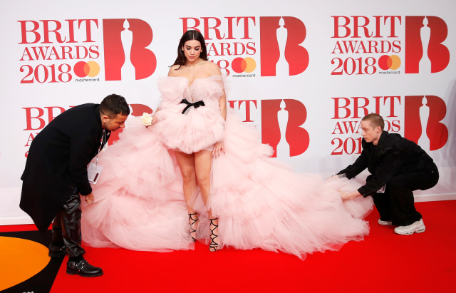 Dua Lipa dalam Giambattista Valli  (Foto: REUTERS/Eddie Keogh)