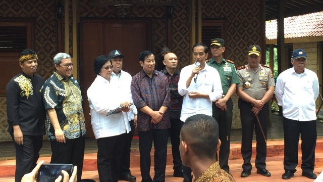 Jokowi meninjau kawasan hulu Sungai Citarum. (Foto: Iqbal Tawakal Lazuardi Siregar/kumparan)