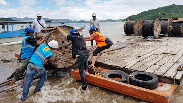 PLN bangun kabel listrik bawah laut ke Gili Gede (Foto: Dok. PLN)