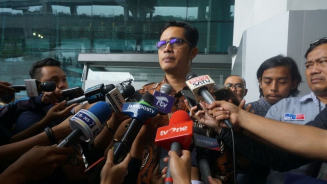 Jubir KPK Febri Diansyah di Bandara Soetta. (Foto: Jamal Ramadhan/kumparan)