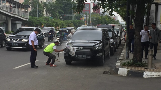 Pekerja cat duco di Keramat Jati. (Foto: Soejono Eben/kumparan)