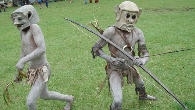 Suku Asaro dengan panah. (Foto: Flickr/Khunapule michael)