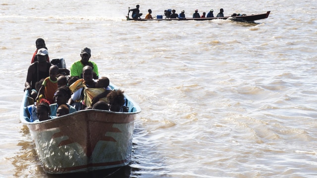 Warga Asmat Menggunakan Perahu (Foto: Antara Foto/ M Agung Rajasa)