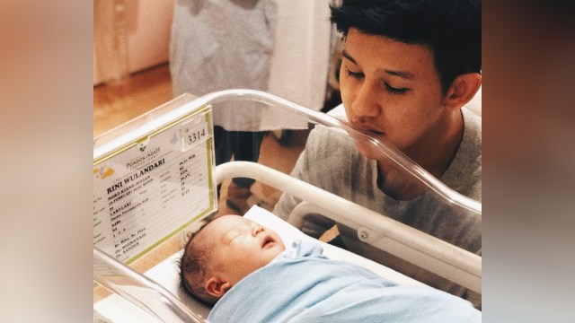 Jevin Julian dan bayinya (Foto: Instagram/@jevinjulian)