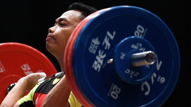 Lifter 62 kg Indonesia, Eko Yuli Wirawan. (Foto: AFP/Manan Vatsyayana)