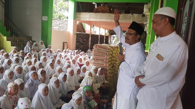 Gus Ipul sowan ke sejumlah Kiai di Kediri. (Foto: Phaksy Sukowati/kumparan)