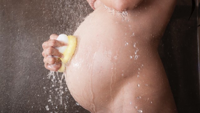 Ilustrasi ibu hamil mandi. (Foto: Thinkstock)