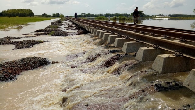 Jalur kereta api di Cirebon tergenang air. (Foto: dok. Humas KAI)