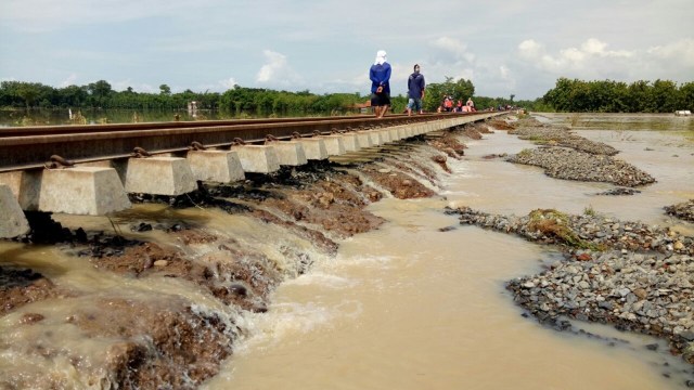 Jalur kereta api di Cirebon tergenang air. (Foto: dok. Humas KAI)