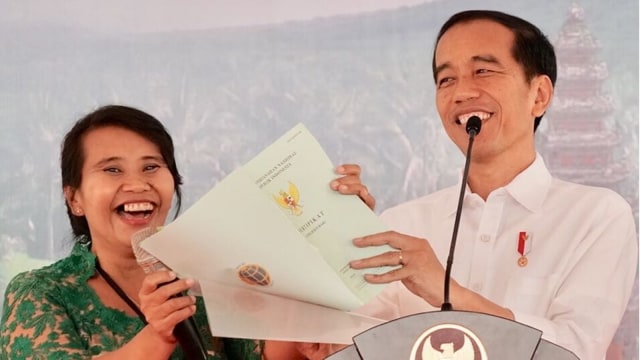 Joko Widodo bagikan sertifikat tanah di Tabanan. (Foto: dok. Biro Pers Setpres)