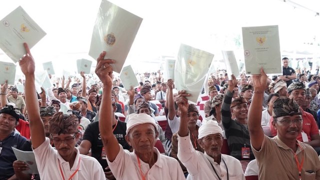 Joko Widodo bagikan sertifikat tanah di Tabanan. (Foto: dok. Biro Pers Setpres)