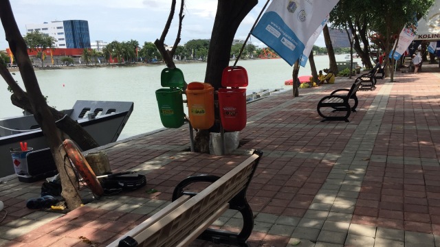 Pemasangan bangku di Danau Sunter Timur. (Foto: Fachrul Irwinsyah/kumparan)