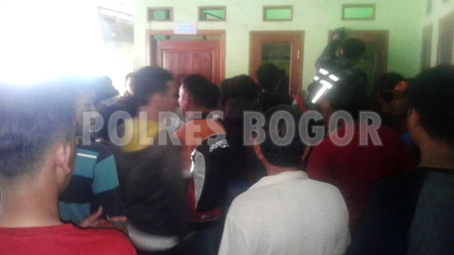 Pria bersenjata ditangkap di pesantren di Bogor. (Foto: Dok. Polres Bogor)