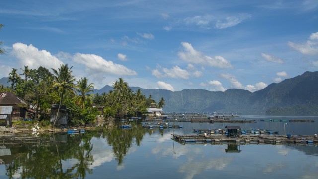 Permukiman di pinggir Danau Maninjau. Foto: Flickr/Alper Ontzi