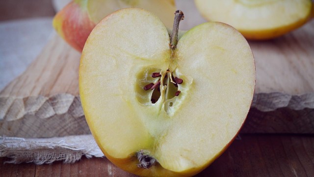 Pencokelatan pada potongan apel (Foto: Pixabay)