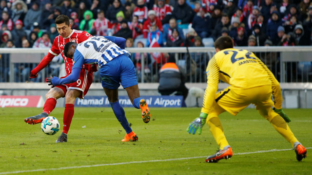 Lewandowski kesulitan menembus pertahanan Hertha. (Foto: Michaela Rehle/Reuters)