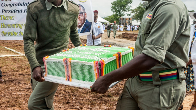 Kue ulang tahun ke-93 Mugabe dengan berat 93 kg (Foto: AFP/Jekesai Njikizana)