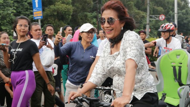 Susi Pudjiastuti bersepeda di Danau Sunter Foto: Puti Cinintya Arie Safitri/kumparan