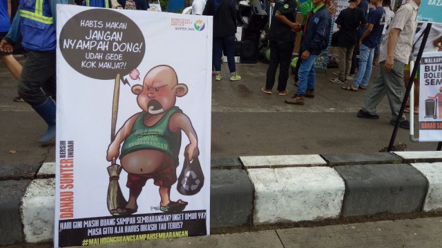 Poster unik di Festival Danau Sunter (Foto: Ochi Amanaturrosyidah/kumparan)