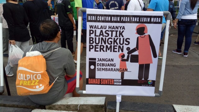 Poster unik di Festival Danau Sunter (Foto: Ochi Amanaturrosyidah/kumparan)