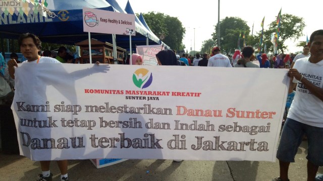 Poster unik di Festival Danau Sunter (Foto: Ochi Amanaturrosyidah/kumparan)