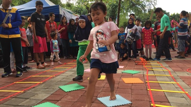 Permainan kelincahan anak di Festival Danau Sunter (Foto: Tamara Anastasia Wijaya/kumparan)