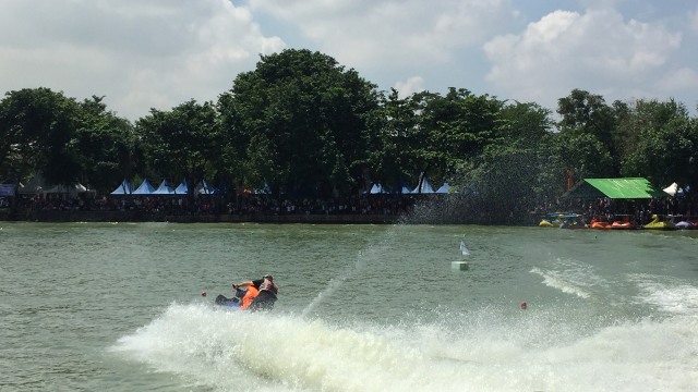 Jetski hibur pengunjung Festival Danau Sunter (Foto: Fachrul Irwinsyah/kumparan)