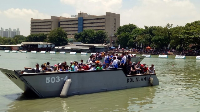 Warga berkeliling danau dengan kapal Kolinlamil (Foto: Maulana ramadhan/kumparan)