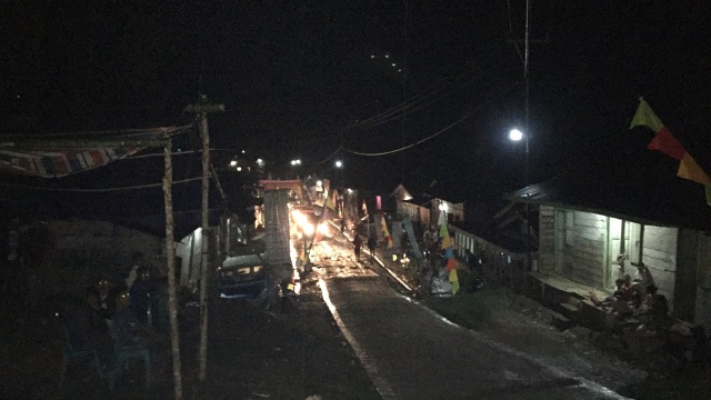 Terangnya Desa Silangkitang Tambiski di malam hari (Foto: Ema Fitriyani/kumparan)