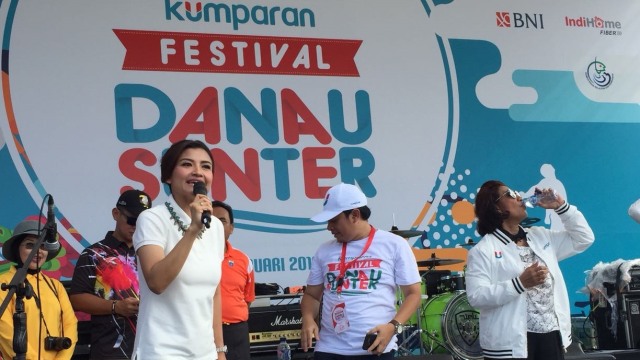 Tina Talisa di panggung Festival Danau Sunter (Foto: Baiquni/kumparan)