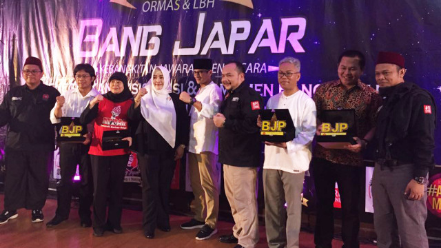 Buni Yani mendapat penghargaan dari Bang Japar (Foto: Rafyq Panjaitan/kumparan)