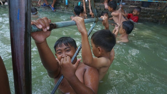 Anak-anak berenang di Danau Sunter (Foto: Jamal Ramadhan/kumparan)