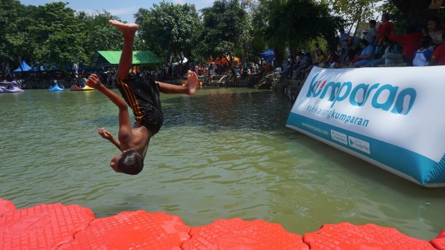 Anak-anak berenang di Danau Sunter (Foto: Jamal Ramadhan/kumparan)