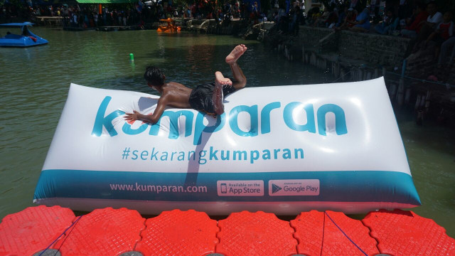 Anak-anak berenang di Danau Sunter (Foto: Jamal Ramadhan/kumparan)