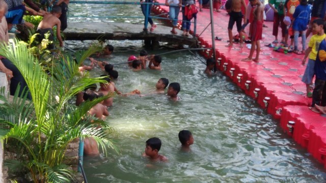 Anak-anak berenang di Danau Sunter (Foto: Ahmad Romadoni/kumparan)