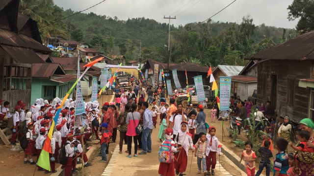 Antusiame warga Desa Silangkitang Tambiski (Foto: Ema Fitriyani/kumparan)