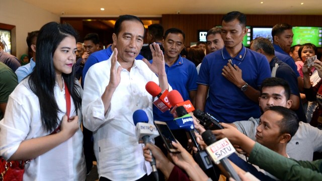 Jokowi Nonton Dilan 1990 di XXI Sency (Foto: Biro Pers Setpres)